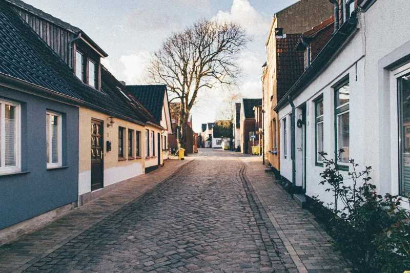 Fewer Neighbors, Higher Prices: The Counterintuitive Economics of Limited-Access Lane Properties